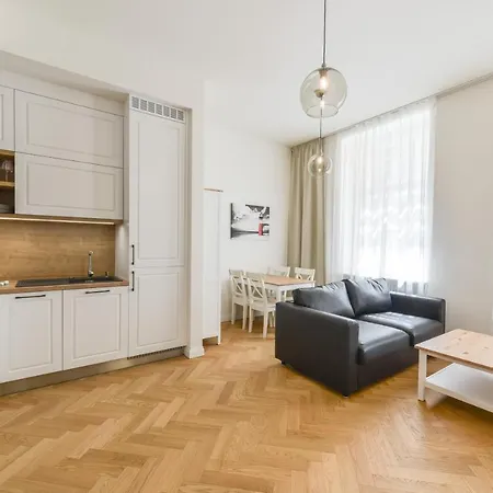 Brand New Next To Old Town Square Daire *