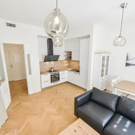 Brand New Next To Old Town Square Daire